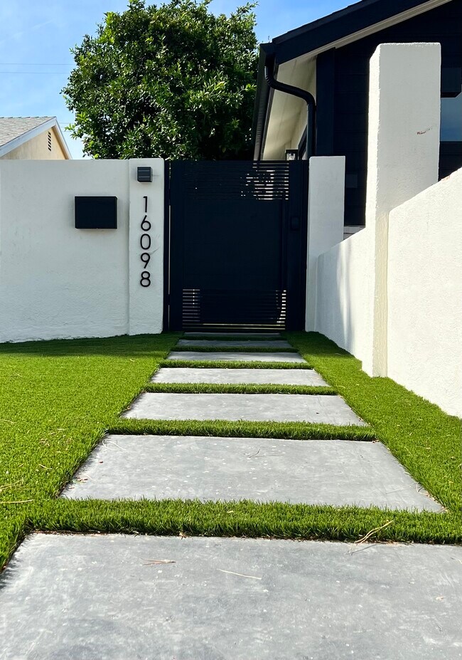 Building Photo - 16098 Calahan St