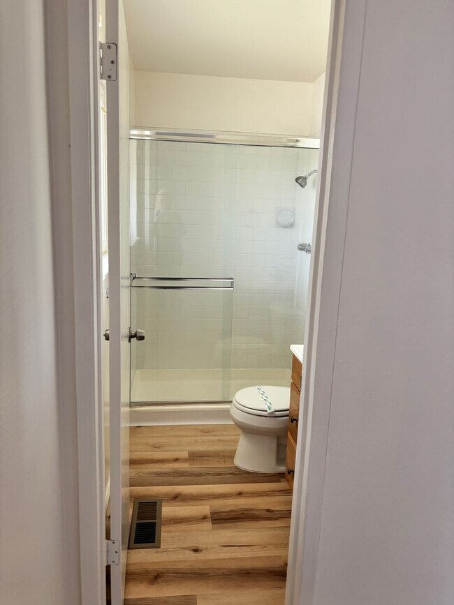 Building Photo - AVAILABLE IMMEDIATELY - LARGE 3 BED/2 BATH...