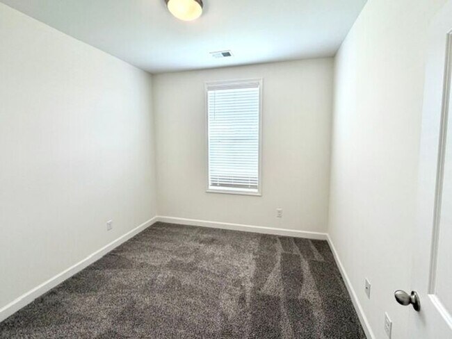 Building Photo - Now Leasing a 4-bedroom 25 bath home in Oakland.