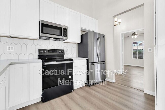 Building Photo - 1132 E Harbor View Dr