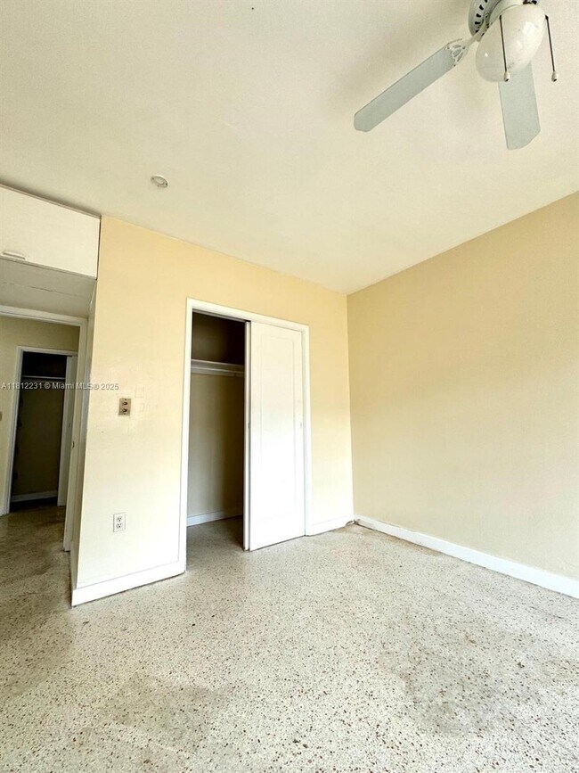 Building Photo - 2140 Bay Dr
