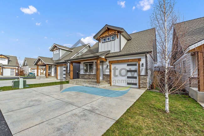 Building Photo - 2 Bedroom 2 Bath Home with Attached Garage Available in Coeur d'Alene!