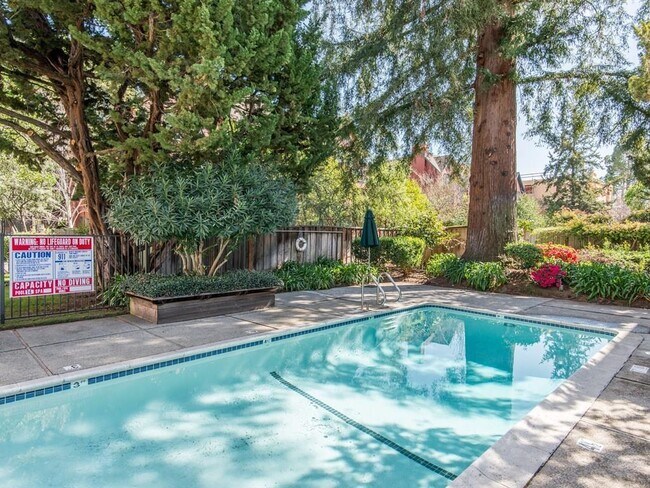 Building Photo - Heart of downtown Los Altos, walk to everything, in a quiet top floor location.