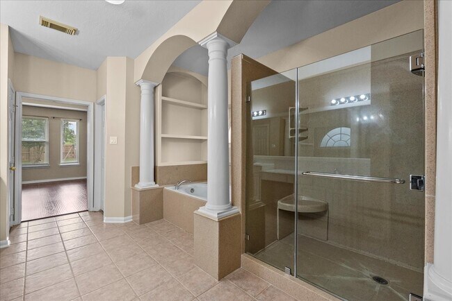 Building Photo - 2758 Laguna Pointe Dr
