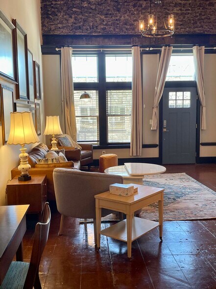 Building Photo - 719 S. Baker St.