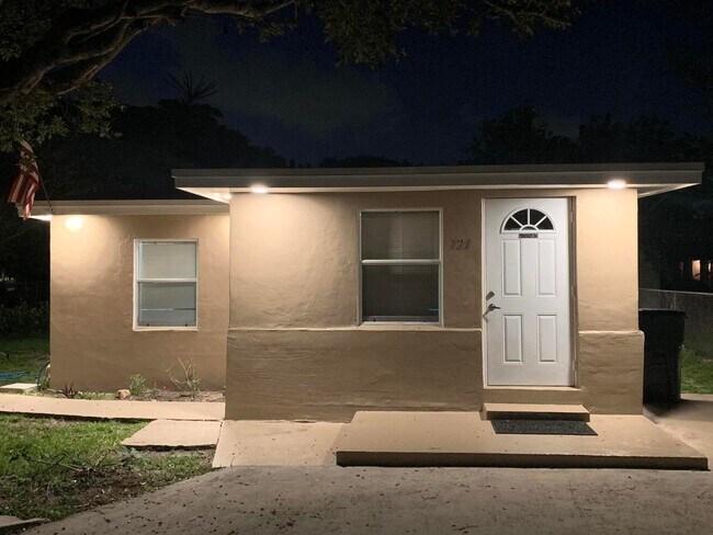 Building Photo - 10780 Cypress Lake Ter