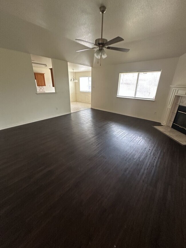 Building Photo - 4 Bed 2 Bath Available Now!