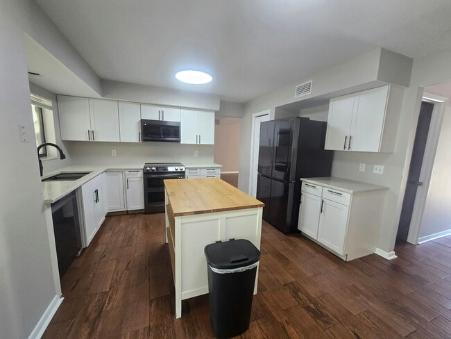 Building Photo - 4901 Dewey Rose Ct