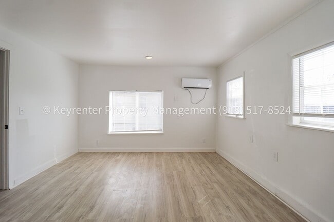 Building Photo - 732 N Victor Ave