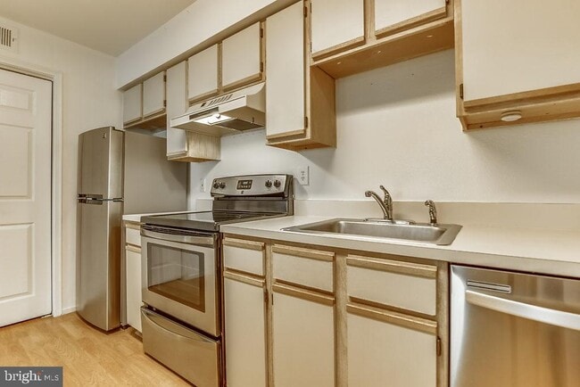 Building Photo - 3305 Wyndham Cir