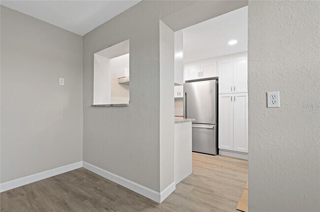Building Photo - 8441 Bayshore Dr