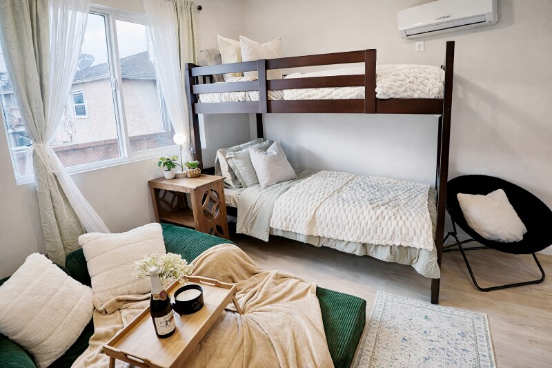 Building Photo - 148 E Rosslynn Ave