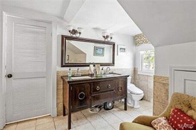 Building Photo - Beautiful 2 bedroom/ 2 bathroom apartment located right on Historic Main Street in St. Charles.