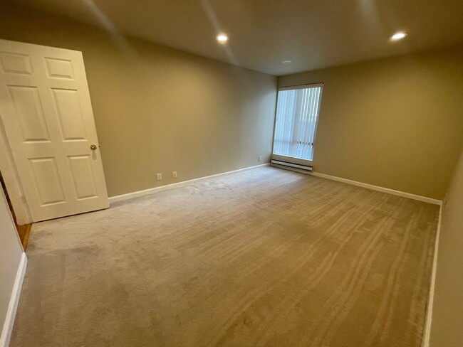 Building Photo - Spacious Updated Two Bedroom Condo in Wate...