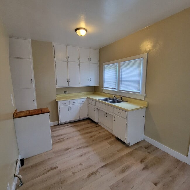 Building Photo - Beautiful 3 Bedroom
