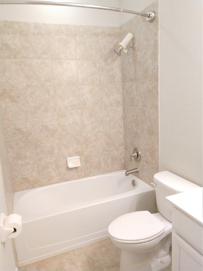 Building Photo - Impressive Annual Unfurnished Condo with C...