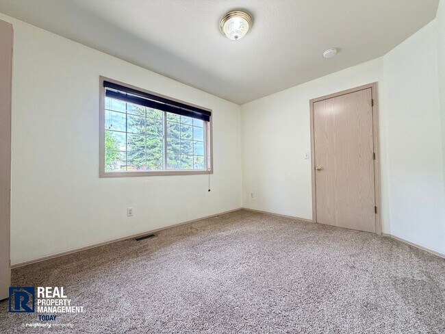 Building Photo - Beautiful 4BR Home Near Orting with Large Yard, Oversized Garage & A/C