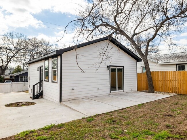 Building Photo - 2308 Santa Maria St