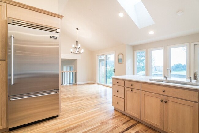 Building Photo - Escape to the Country, Spacious Contemporary in Wilsonville with Shop