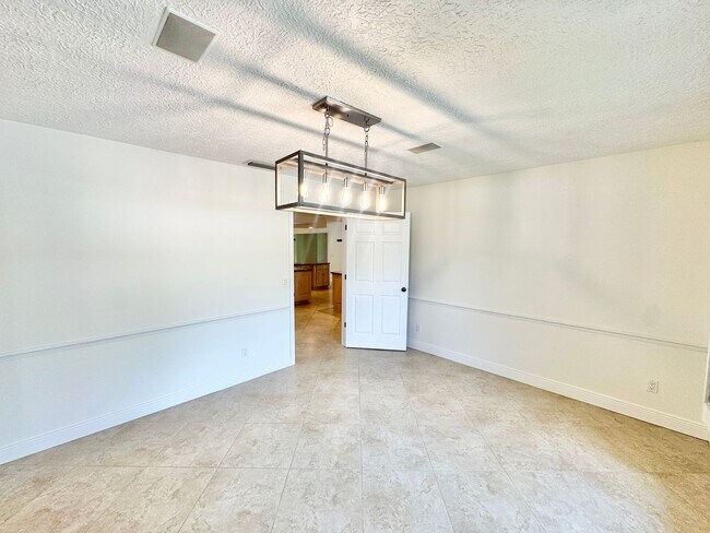 Building Photo - ** BERKSHIRE LAKES ** 3 BED + DEN / 2.5 BA...