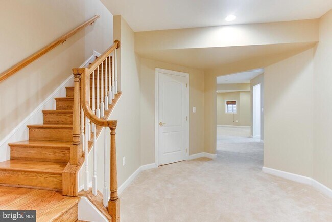 Building Photo - 18353 Fairway Oaks Square