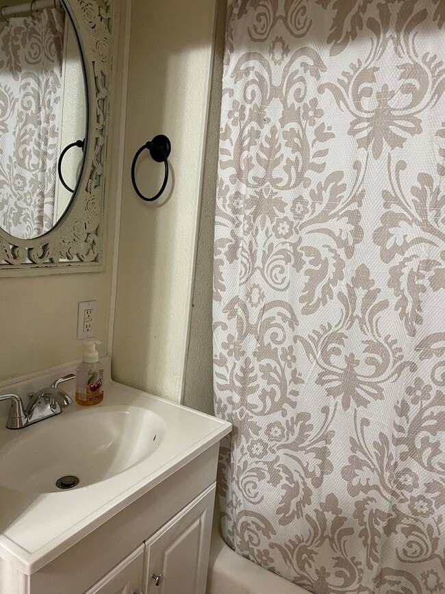 Building Photo - Upstairs One Bedroom Unit