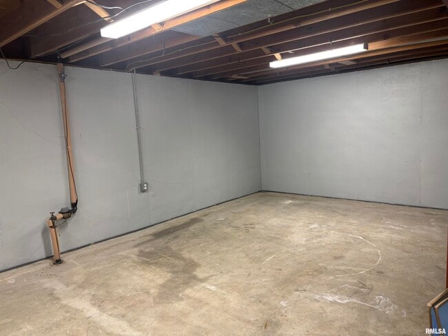 Building Photo - 2210 W 54th St