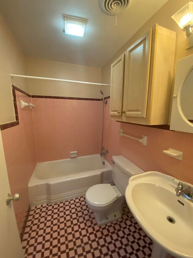 Building Photo - 2073 Hollywood Dr