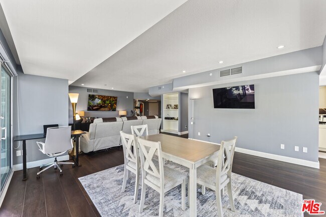 Building Photo - 13600 Marina Pointe Dr