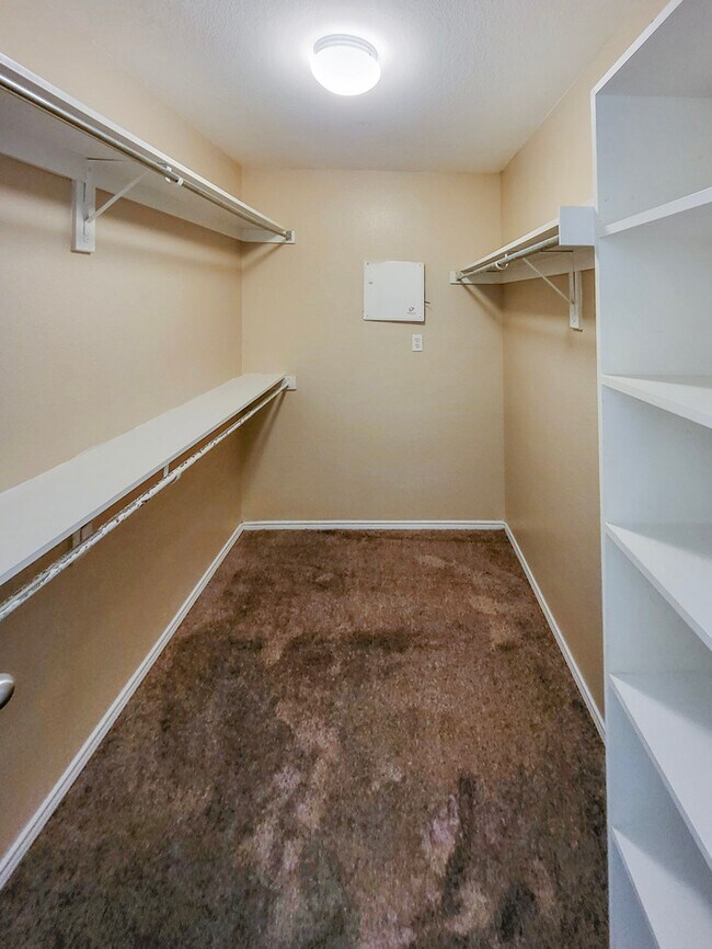 Building Photo - TOTALLY UPDATED & Spacious 4/2/2 in Fort Worth