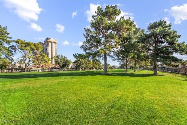 Building Photo - 968 Pinehurst Dr