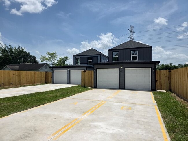 Building Photo - ? Stunning Duplex with Garage & Modern Fin...