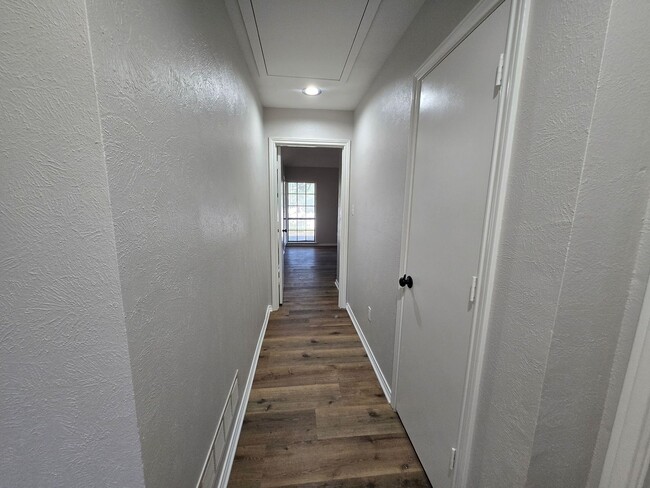 Building Photo - Stunning 4-bd 2.5 bath