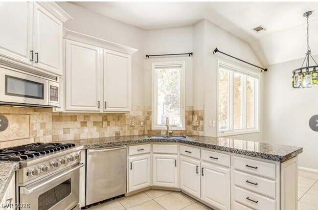 Building Photo - 8243 Round Hills Cir