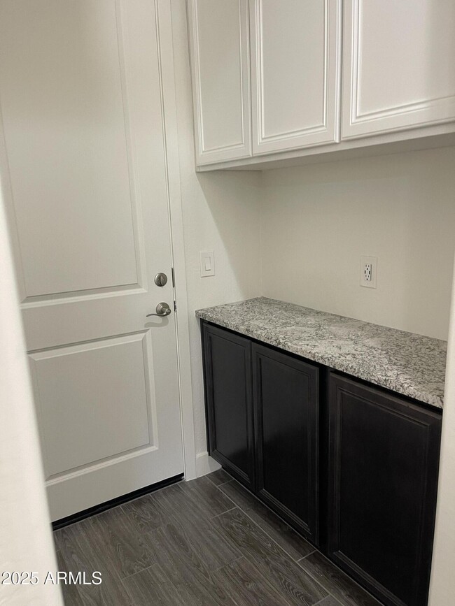 Building Photo - 993 E Knightsbridge Way