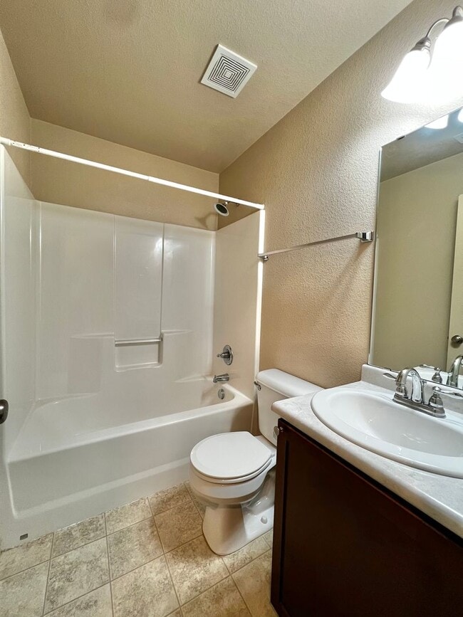 Building Photo - East6th203 (KC-AM)