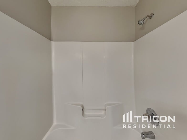 Building Photo - 2829 Rosemeade Dr