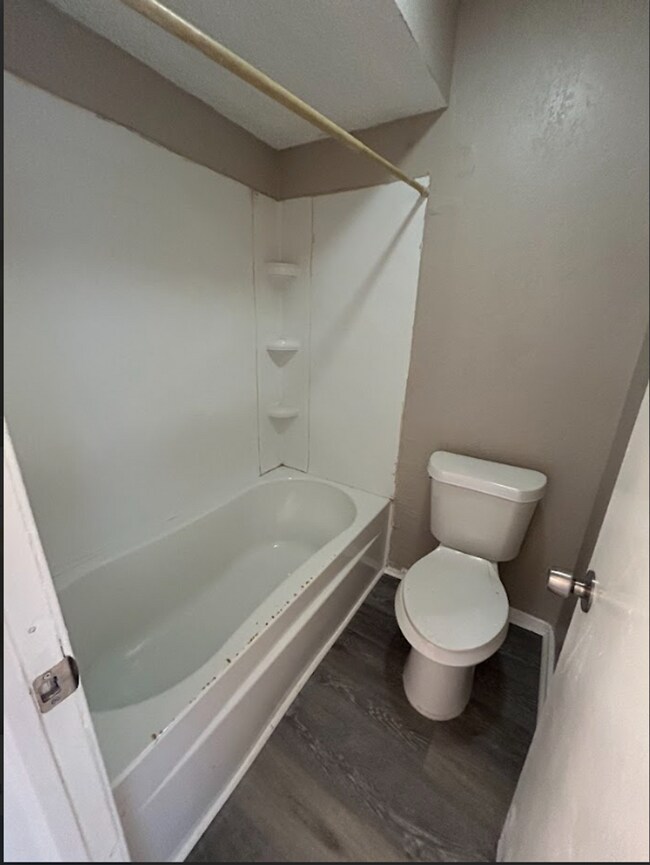 Building Photo - Stunning 4 Bedroom