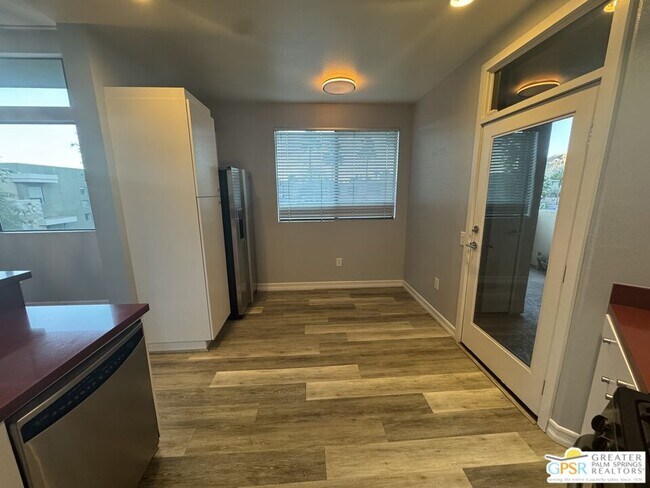 Building Photo - 810 E Palm Canyon Dr
