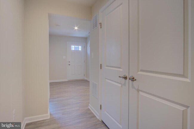 Building Photo - 2506 EMBER Ln