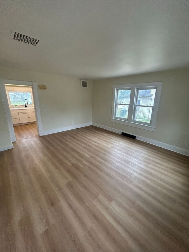Building Photo - Single Family Home Available!