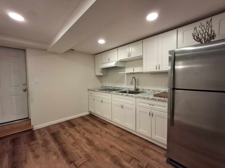 Building Photo - 4 Embroidery St