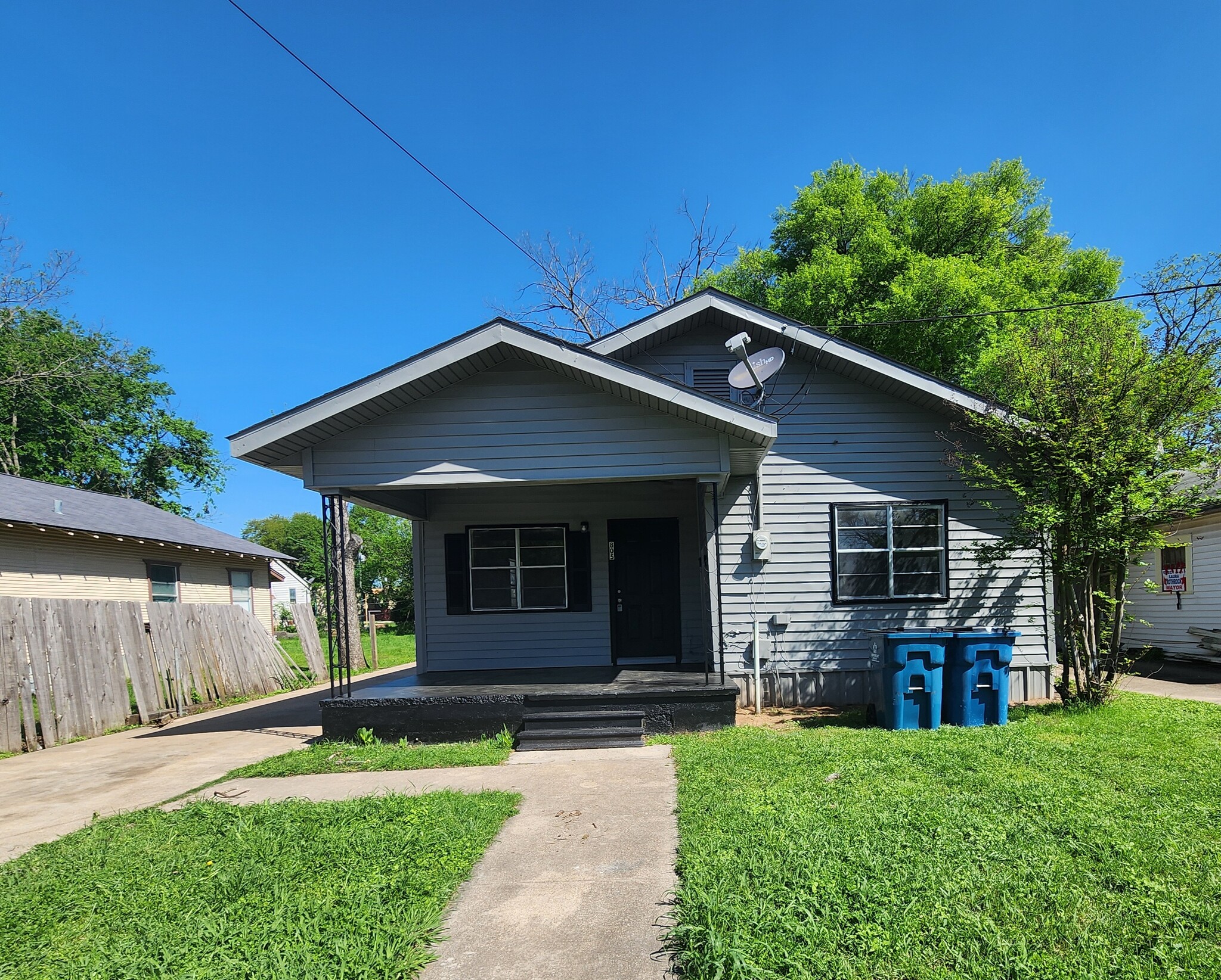 Building Photo - 805 E Palestine St