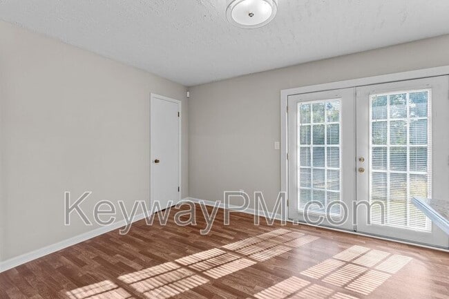 Building Photo - 2021 Fernwood Cir