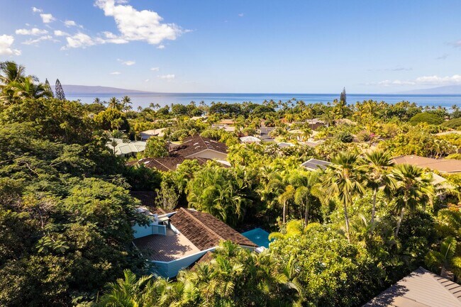 Building Photo - Beautiful Furnished, 2 Bed, 3 Bath, Gated ...