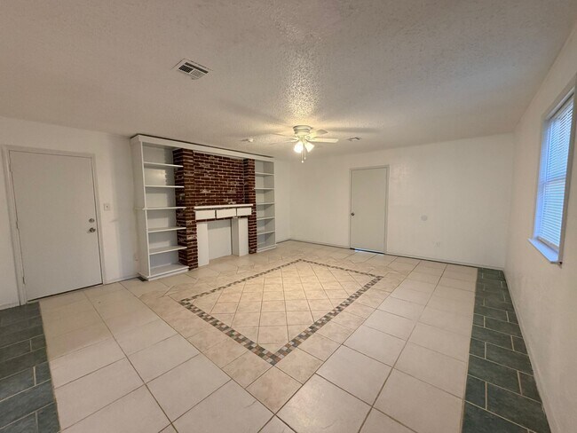 Building Photo - 1323 SE Clover Ln