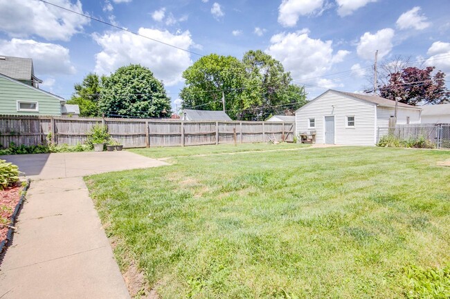 Building Photo - 4 bed home