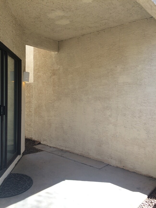 Building Photo - Under Market Rate! 3 bedroom 2 bath Townho...