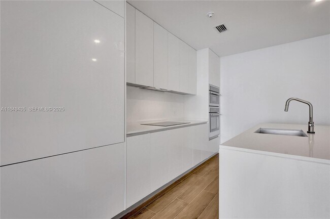 Building Photo - 700 NE 24th St