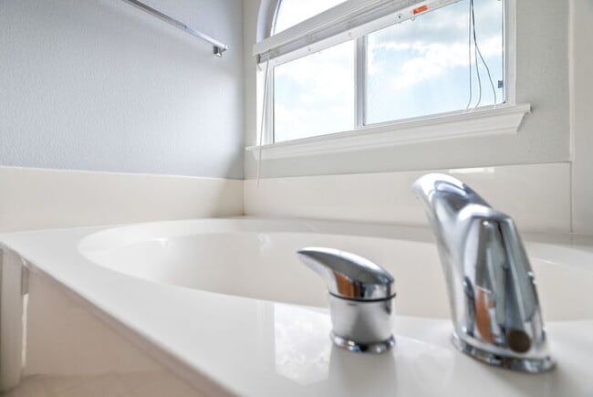 Building Photo - 2735 Encino River